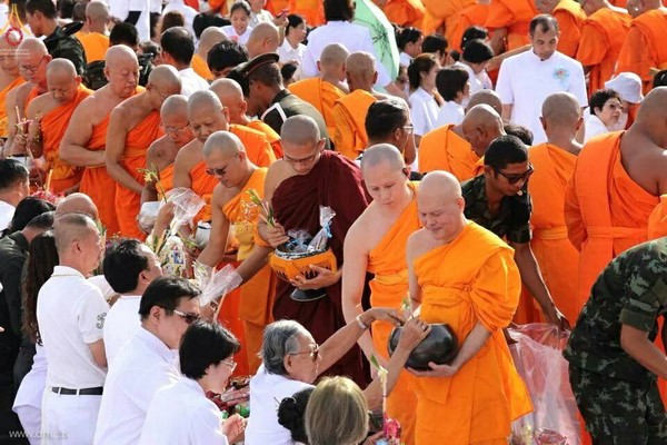 Thái Lan: Chùm ảnh dâng hoa cúng dường, gạo, thực phẩm cho chư Tăng mùa Hạ