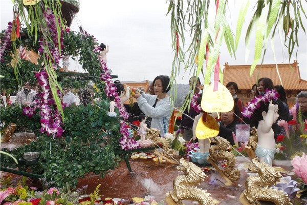 Hoa Kỳ: Nhân dịp kỷ niệm ngày Phật đản, Phật Quang Tây Lai Tự truyền Tam quy Ngũ giới