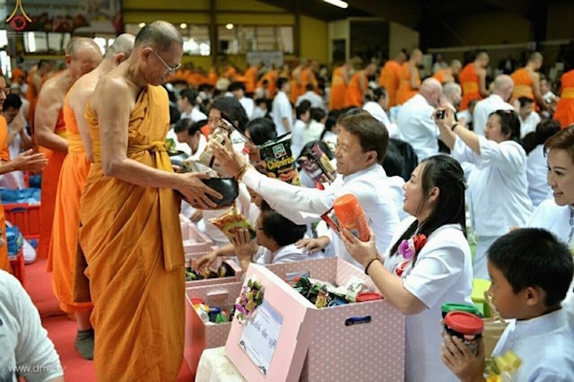 Đức Quốc: Chùm ảnh Lễ Loknimit Okpattsima tại chùa  Wat Phra Dhammakaya, bang Bavaria