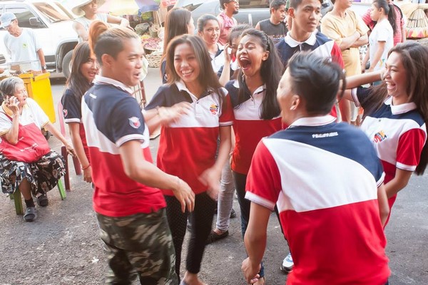 Philippines: Chùm ảnh Phật đản tổ chức xe hoa di động cho dân Phi tắm Phật chốn đô thị