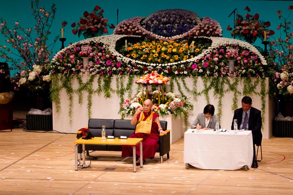 Đức Đạt Lai Lạt Ma phát biểu tại Trung tâm Trung tâm Hội nghị ở Thành phố Nagarakawa, Lễ kỷ niệm lần thứ 40 của Hiệp hội Tăng sĩ trẻ Thiền phái Tào Động Nhật Bản (AJSYPA). 08/04/2015. (Ảnh: Tenzin Jigme)
