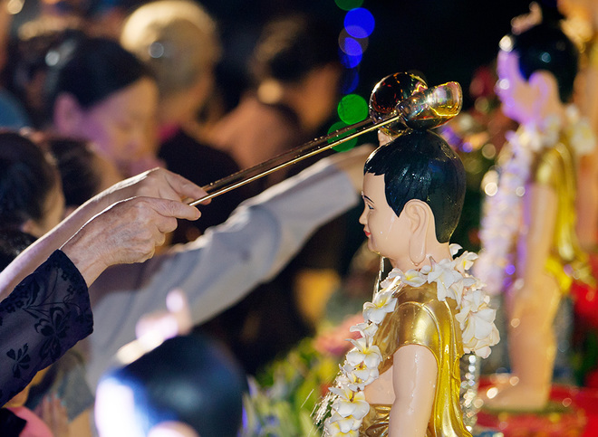 Lễ tắm Phật dưới ánh đèn lồng