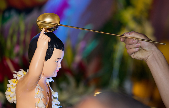 Lễ tắm Phật dưới ánh đèn lồng