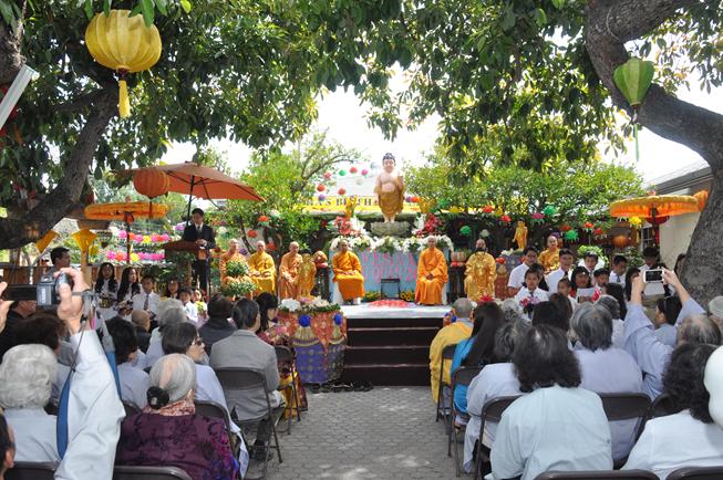 Hoa Kỳ: tâm từ khởi sáng mùa Phật Đản Vesak tại Chùa Liễu Quán