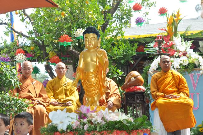 Hoa Kỳ: tâm từ khởi sáng mùa Phật Đản Vesak tại Chùa Liễu Quán