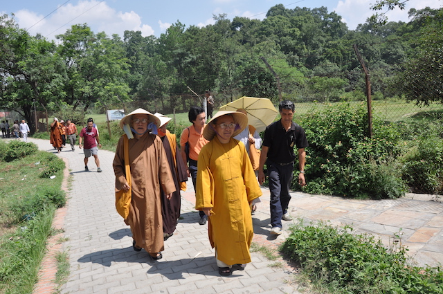 Phái đoàn Phật giáo Tp.HCM và Quỹ Đạo Phật Ngày Nay trao quà đến nạn nhân động đất tại Nepal