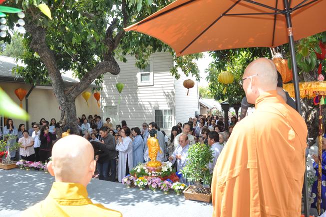 Hoa Kỳ: tâm từ khởi sáng mùa Phật Đản Vesak tại Chùa Liễu Quán