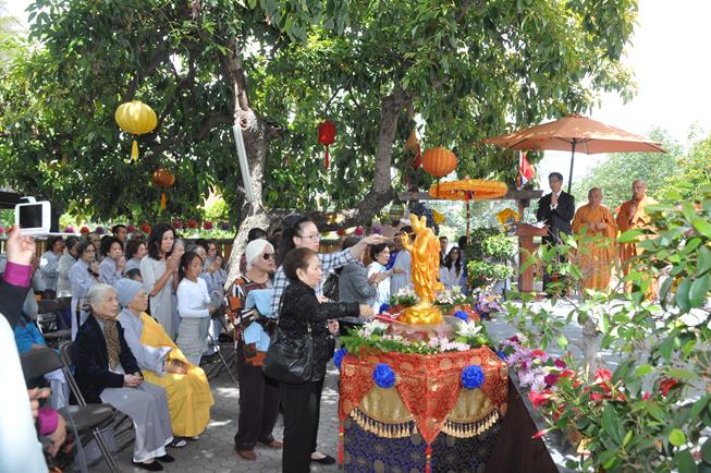 Hoa Kỳ: tâm từ khởi sáng mùa Phật Đản Vesak tại Chùa Liễu Quán