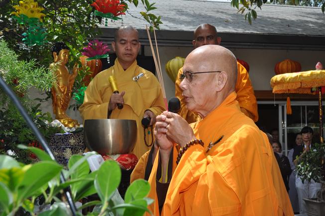 Hoa Kỳ: tâm từ khởi sáng mùa Phật Đản Vesak tại Chùa Liễu Quán