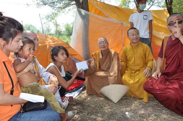 Phái đoàn Phật giáo Tp.HCM và Quỹ Đạo Phật Ngày Nay trao quà đến nạn nhân động đất tại Nepal