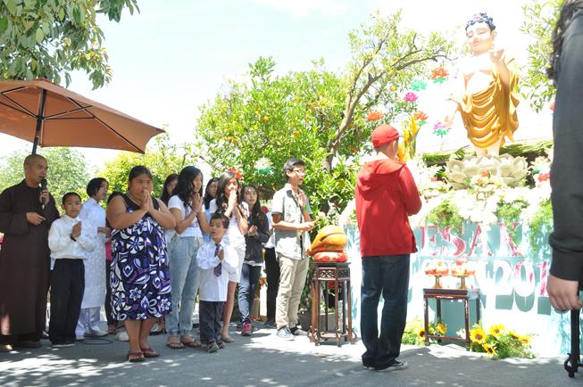 Hoa Kỳ: tâm từ khởi sáng mùa Phật Đản Vesak tại Chùa Liễu Quán