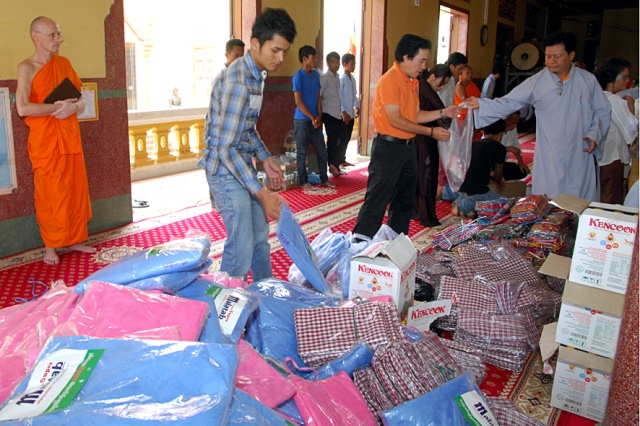Quỹ Đạo Phật Ngày Nay: Chương trình từ thiện tại Campuchia tháng 04-2015
