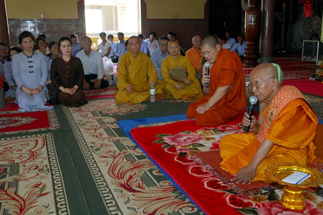 Quỹ Đạo Phật Ngày Nay: Chương trình từ thiện tại Campuchia tháng 04-2015