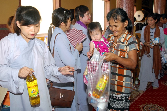 Quỹ Đạo Phật Ngày Nay: Chương trình từ thiện tại Campuchia tháng 04-2015