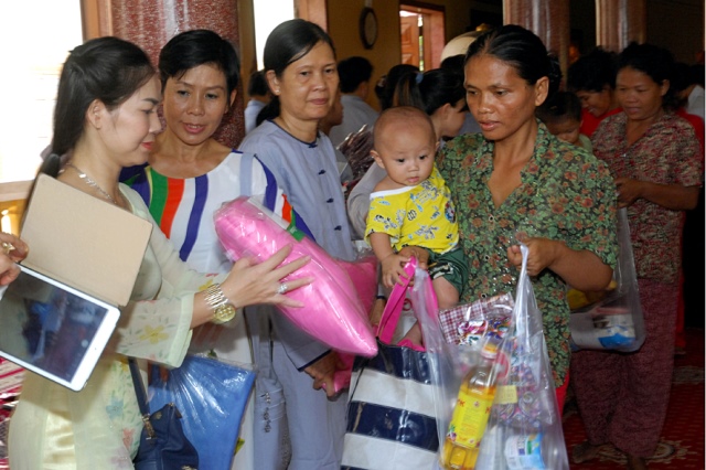 Quỹ Đạo Phật Ngày Nay: Chương trình từ thiện tại Campuchia tháng 04-2015
