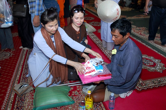 Quỹ Đạo Phật Ngày Nay: Chương trình từ thiện tại Campuchia tháng 04-2015