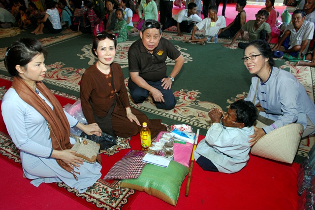 Quỹ Đạo Phật Ngày Nay: Chương trình từ thiện tại Campuchia tháng 04-2015