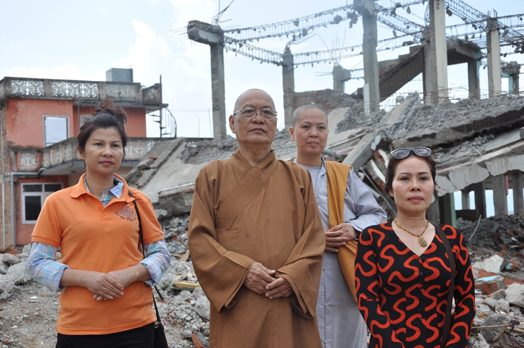Phái đoàn Phật giáo Tp.HCM và Quỹ Đạo Phật Ngày Nay trao quà đến nạn nhân động đất tại Nepal