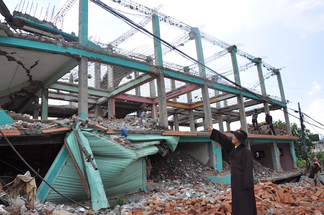 Phái đoàn Phật giáo Tp.HCM và Quỹ Đạo Phật Ngày Nay trao quà đến nạn nhân động đất tại Nepal