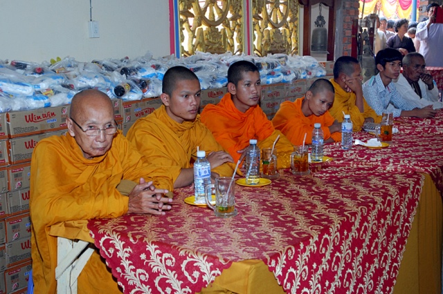 Quỹ Đạo Phật Ngày Nay: Chương trình từ thiện tại Campuchia tháng 04-2015