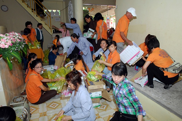 Quỹ Đạo Phật Ngày Nay: Chương trình từ thiện tại Campuchia tháng 04-2015