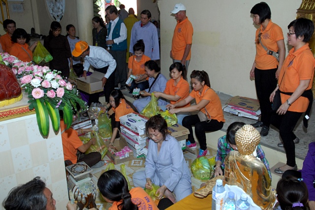Quỹ Đạo Phật Ngày Nay: Chương trình từ thiện tại Campuchia tháng 04-2015