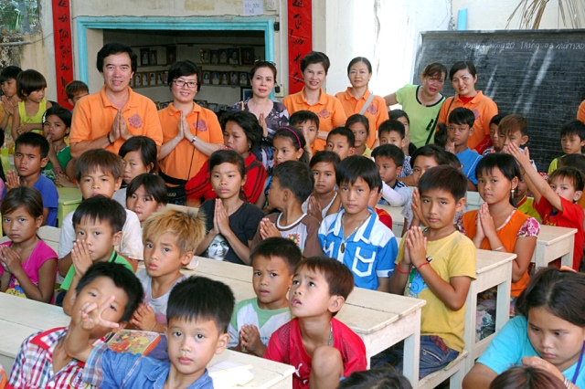 Quỹ Đạo Phật Ngày Nay: Chương trình từ thiện tại Campuchia tháng 04-2015