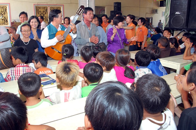 Quỹ Đạo Phật Ngày Nay: Chương trình từ thiện tại Campuchia tháng 04-2015