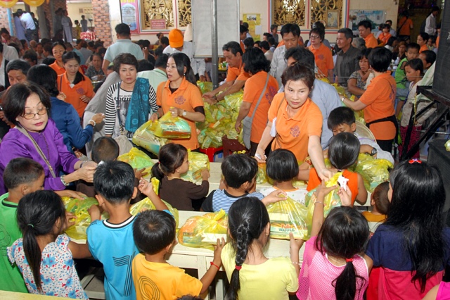 Quỹ Đạo Phật Ngày Nay: Chương trình từ thiện tại Campuchia tháng 04-2015