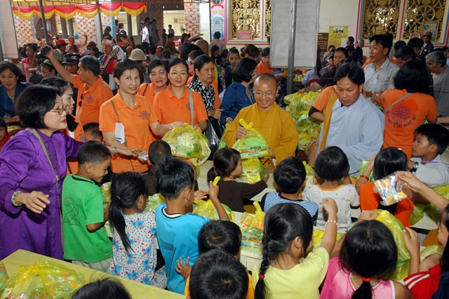 Quỹ Đạo Phật Ngày Nay: Chương trình từ thiện tại Campuchia tháng 04-2015