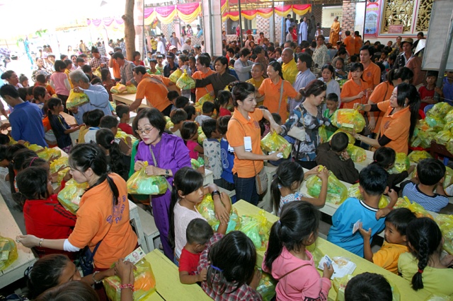 Quỹ Đạo Phật Ngày Nay: Chương trình từ thiện tại Campuchia tháng 04-2015