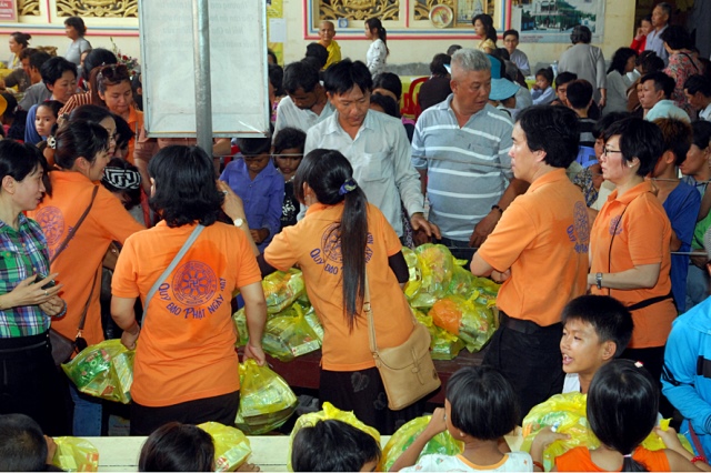 Quỹ Đạo Phật Ngày Nay: Chương trình từ thiện tại Campuchia tháng 04-2015