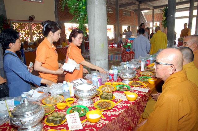 Quỹ Đạo Phật Ngày Nay: Chương trình từ thiện tại Campuchia tháng 04-2015