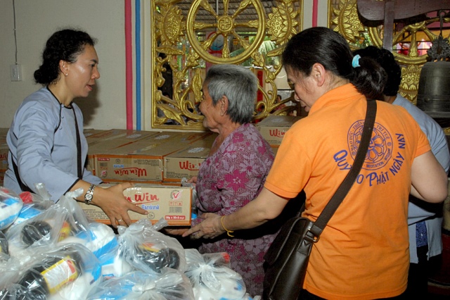 Quỹ Đạo Phật Ngày Nay: Chương trình từ thiện tại Campuchia tháng 04-2015