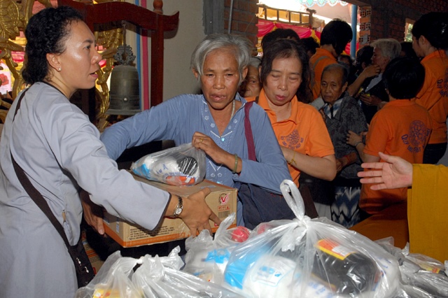 Quỹ Đạo Phật Ngày Nay: Chương trình từ thiện tại Campuchia tháng 04-2015