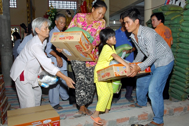 Quỹ Đạo Phật Ngày Nay: Chương trình từ thiện tại Campuchia tháng 04-2015