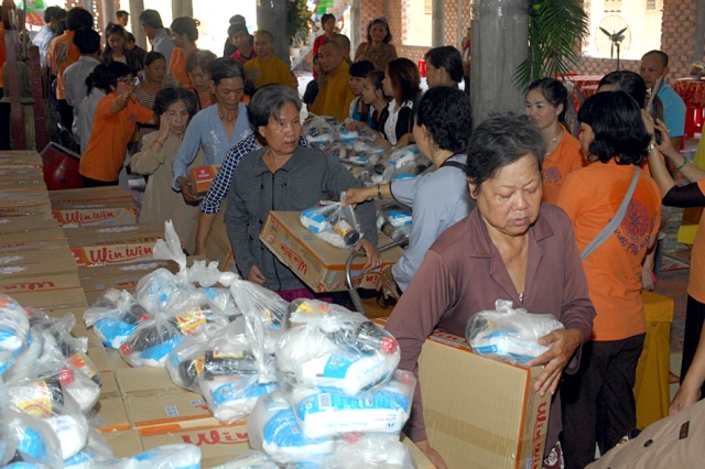 Quỹ Đạo Phật Ngày Nay: Chương trình từ thiện tại Campuchia tháng 04-2015