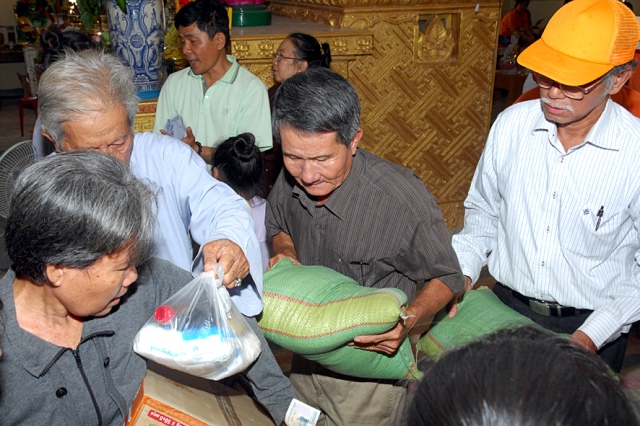 Quỹ Đạo Phật Ngày Nay: Chương trình từ thiện tại Campuchia tháng 04-2015