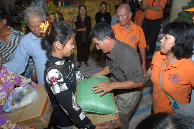 Quỹ Đạo Phật Ngày Nay: Chương trình từ thiện tại Campuchia tháng 04-2015