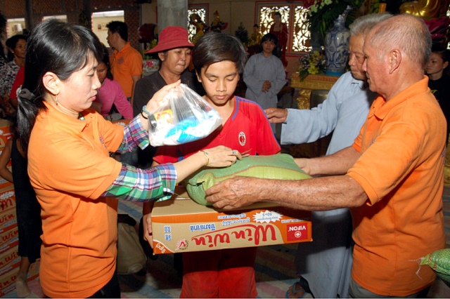 Quỹ Đạo Phật Ngày Nay: Chương trình từ thiện tại Campuchia tháng 04-2015