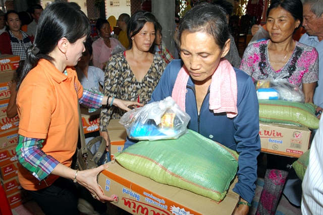 Quỹ Đạo Phật Ngày Nay: Chương trình từ thiện tại Campuchia tháng 04-2015