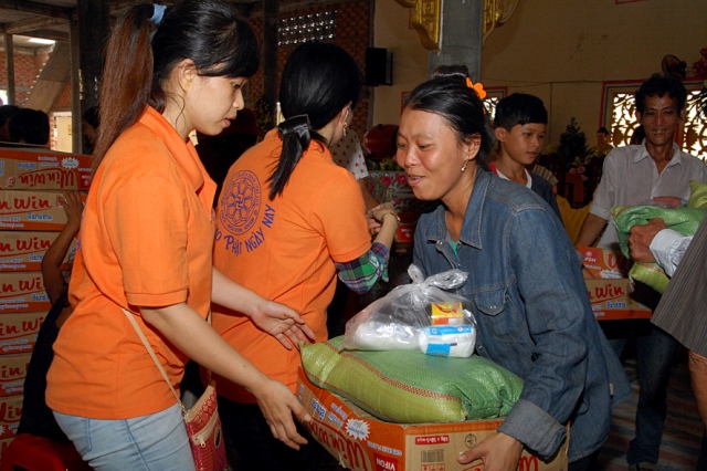 Quỹ Đạo Phật Ngày Nay: Chương trình từ thiện tại Campuchia tháng 04-2015