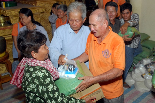 Quỹ Đạo Phật Ngày Nay: Chương trình từ thiện tại Campuchia tháng 04-2015