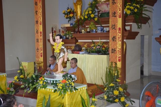 Quảng Trị: Lễ rước Phật đản sanh vào làng