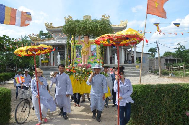 Quảng Trị: Lễ rước Phật đản sanh vào làng