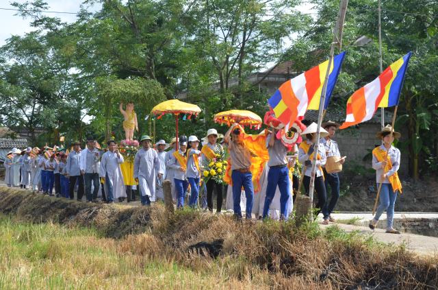 Quảng Trị: Lễ rước Phật đản sanh vào làng