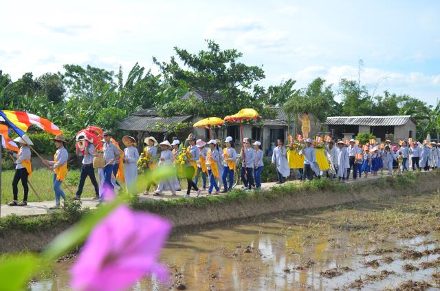 Quảng Trị: Lễ rước Phật đản sanh vào làng