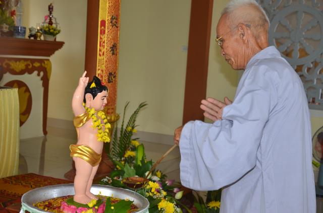 Quảng Trị: Lễ rước Phật đản sanh vào làng