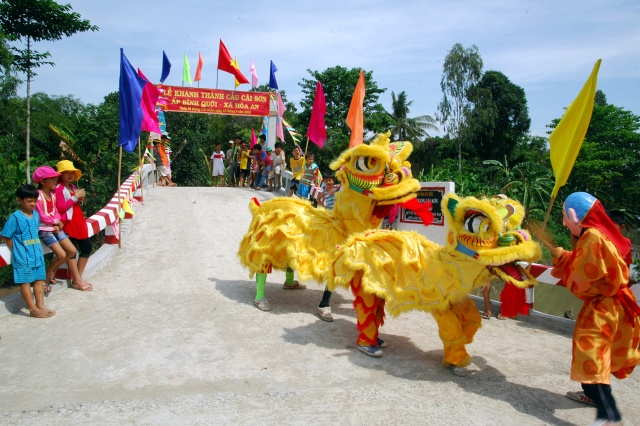 Lễ khánh thành cầu và trao tặng quà tại An Giang: Nối những bờ vui