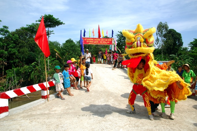 Lễ khánh thành cầu và trao tặng quà tại An Giang: Nối những bờ vui